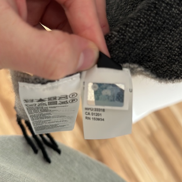 Men’s Canada Goose Scarf - Two-Tone Grey Reversible / black tassels (NEVER WORN) - Picture 6 of 6